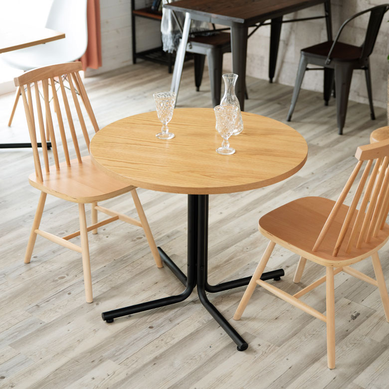 軽めで持ち運びも楽だから、ダイニングやキッチン、リビングなどどんな場所でも活躍します。