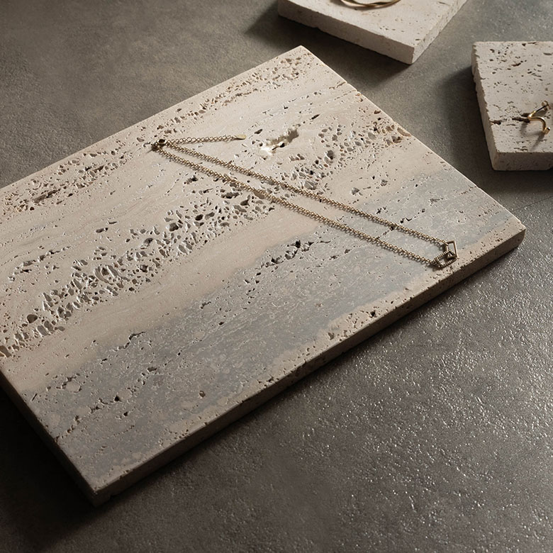 自然が作り出した色味と質感で、堅苦しくないナチュラルな空間を演出