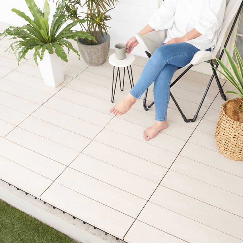 敷くだけのジョイントタイプ　人工木ウッドデッキタイル