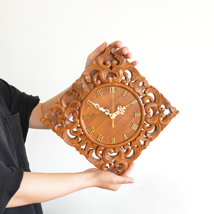 ウッド 壁掛け時計《アラベスク》直径35cm チークウッド 木製 彫刻