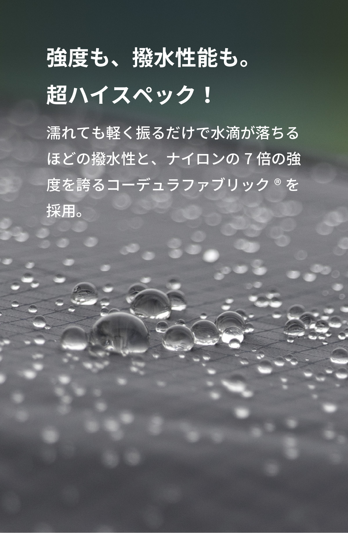 過酷な炎天下に涼しい日陰を持ち歩こう。遮光率99.99%以上、UVカット率99.9%以上を誇る遮光素材を裏面に使用。遮熱率も約40%と高く、木陰よりも涼しい日陰を持ち歩けます。