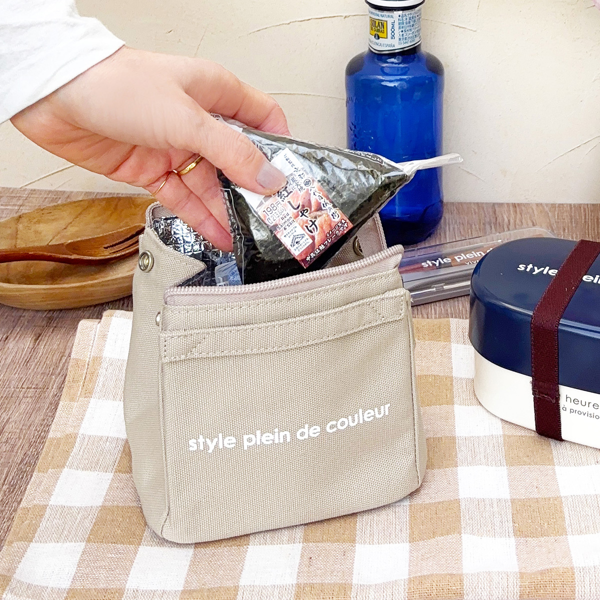 おにぎりいれてるところ