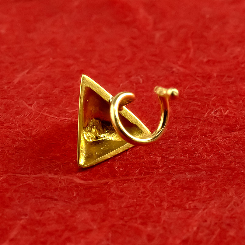 24金 ピアス 純金 片耳 レディース スタッズ キャッチのいらないピアス つけっぱなし 18金 地金 キャッチナッシャー 簡単装着 三角 シンプル 送料無料 saleの画像