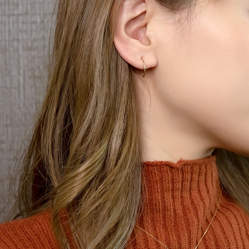 18金 片耳ピアス つけっぱなし キャッチのいらないピアス フープ イエローゴールドk18 キャッチナッシャー 簡単装着 シンプル 送料無料 saleの画像