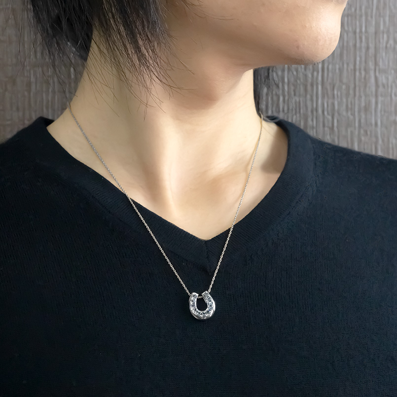 プラチナ ネックレス トップ メンズ 馬蹄 カラーチェンジガーネット pt900 ペンダント シンプル 男性 ホースシュー バテイ 人気 送料無料 セール saleの画像