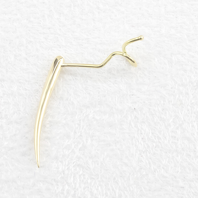18金 ピアス 牙 ファング 片耳 レディース ゴールド 18k 簡単装着 キャッチのいらないピアス キャッチナッシャー シンプル おしゃれ あすつく 送料無料 セールの画像