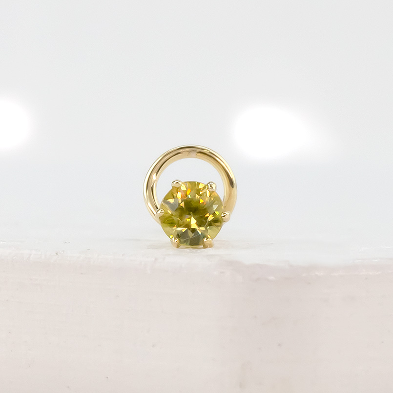 18金 片耳ピアス スフェーン 一粒 キャッチのいらないピアス イエローゴールドk18 キャッチナッシャー つけっぱなし 簡単装着 あすつく 送料無料 セール saleの画像