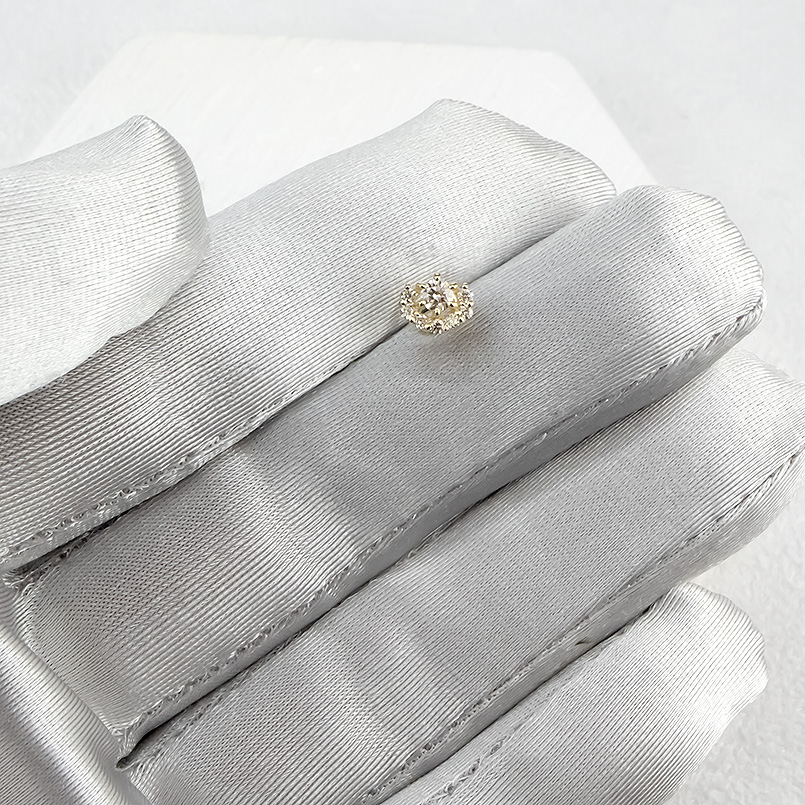 18金 片耳ピアス ダイヤモンド キャッチのいらないピアス イエローゴールドk18 キャッチナッシャー つけっぱなし 簡単装着 ハーフヘイロー 送料無料 セール saleの画像