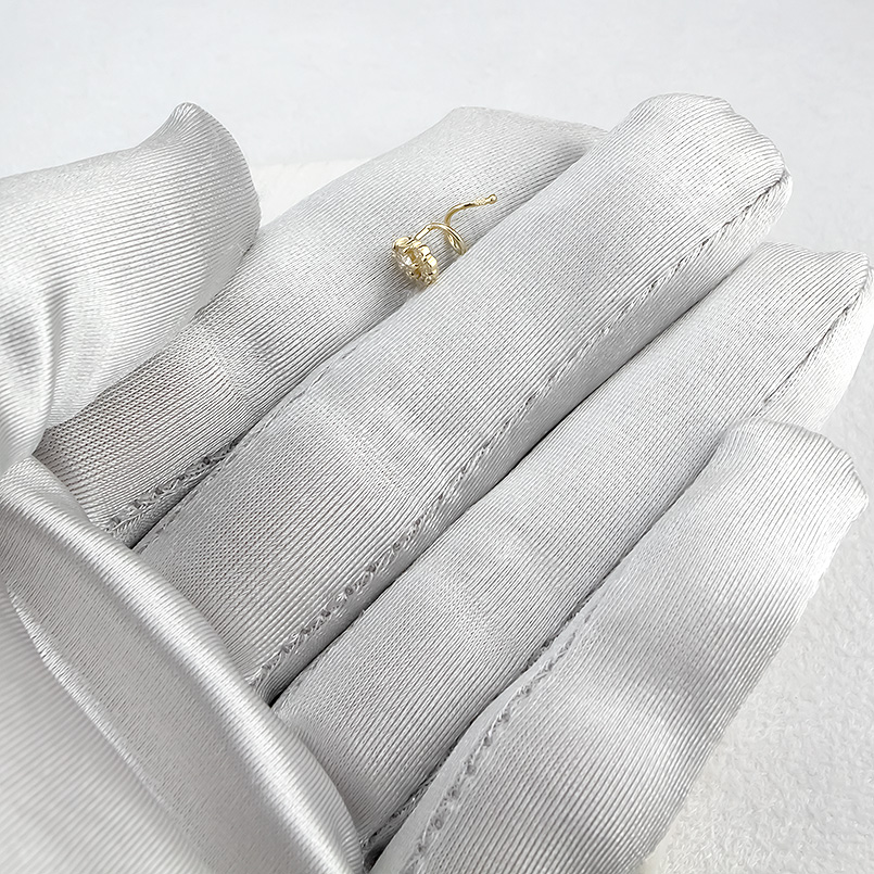 18金 片耳ピアス ダイヤモンド キャッチのいらないピアス イエローゴールドk18 キャッチナッシャー つけっぱなし 簡単装着 ハーフヘイロー 送料無料 セール saleの画像