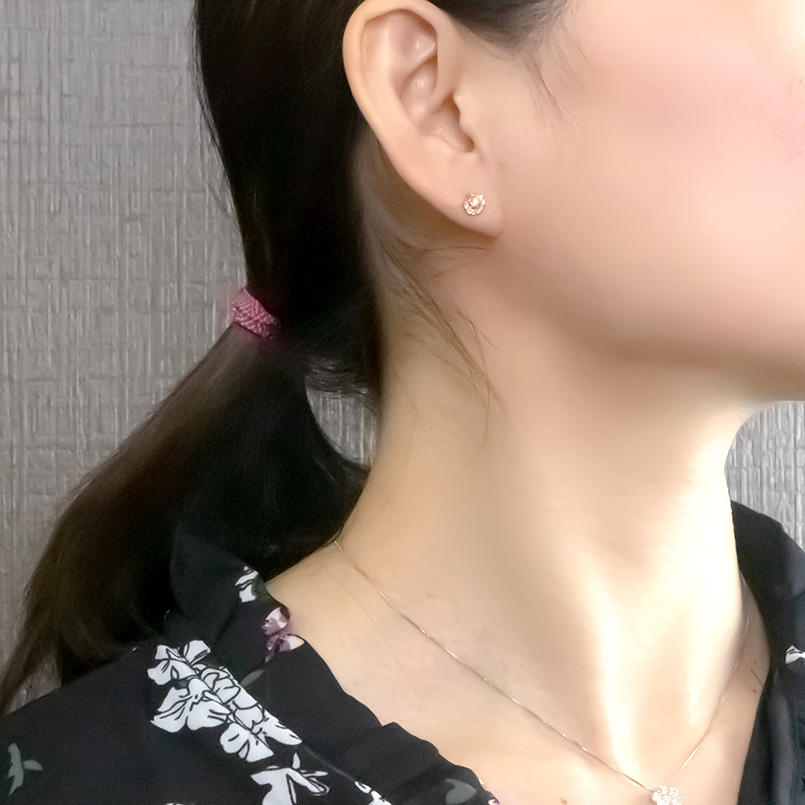 18金 片耳ピアス ダイヤモンド キャッチのいらないピアス イエローゴールドk18 キャッチナッシャー つけっぱなし 簡単装着 ハーフヘイロー 送料無料 セール saleの画像