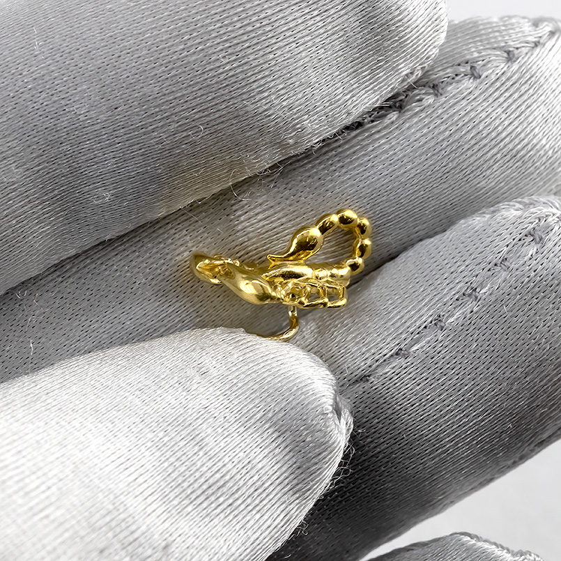 24金 ピアス 純金 ダイヤモンド 片耳ピアス さそり キャッチのいらないピアス イエローゴールドk18 18金 キャッチナッシャー スコーピオン 送料無料 saleの画像