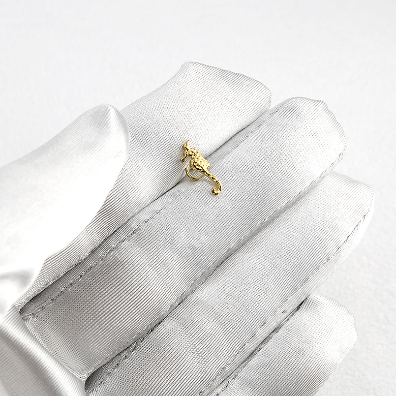 24金 ピアス 純金 片耳ピアス タツノオトシゴ キャッチのいらないピアス イエローゴールドk18 18金 地金 キャッチナッシャー 簡単装着 マリン あすつく 送料無料の画像