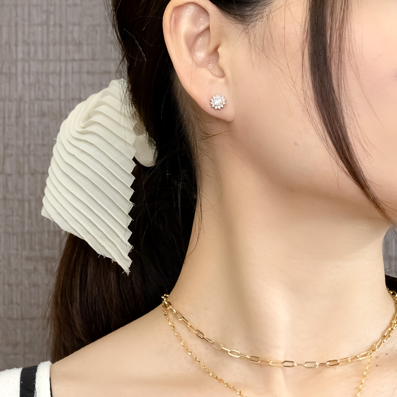 プラチナ 片耳ピアス ダイヤモンド SIクラス 大粒 ソーティングカード付き キャッチのいらないピアス pt900 キャッチナッシャー 取り巻き 花 あすつく 送料無料の画像