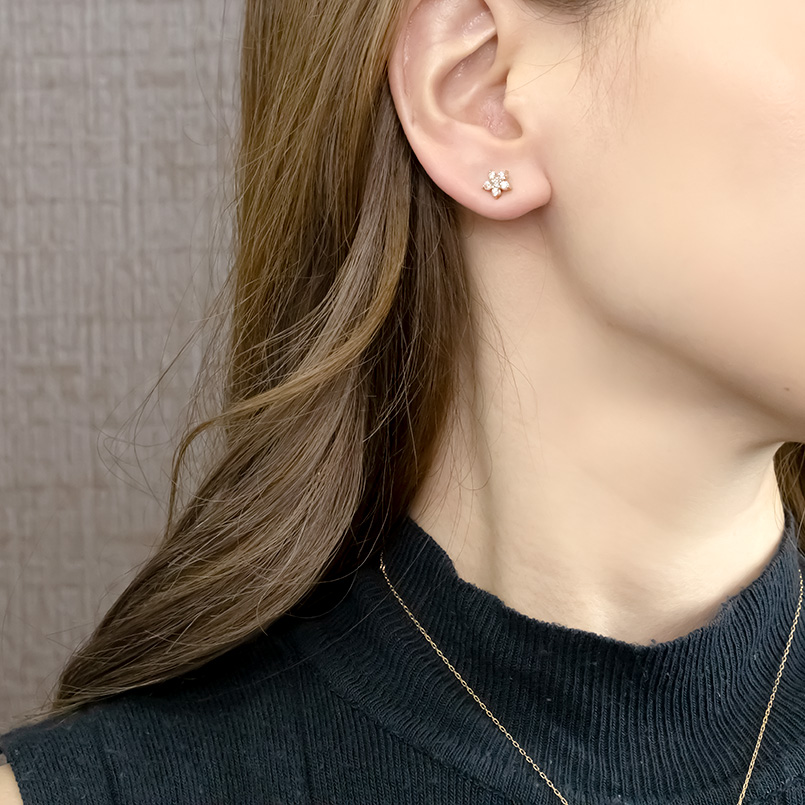 18金 片耳ピアス ダイヤモンド 0.19ct 花 キャッチのいらないピアス レディース イエローゴールドk18 キャッチナッシャー つけっぱなし あすつく 送料無料 saleの画像