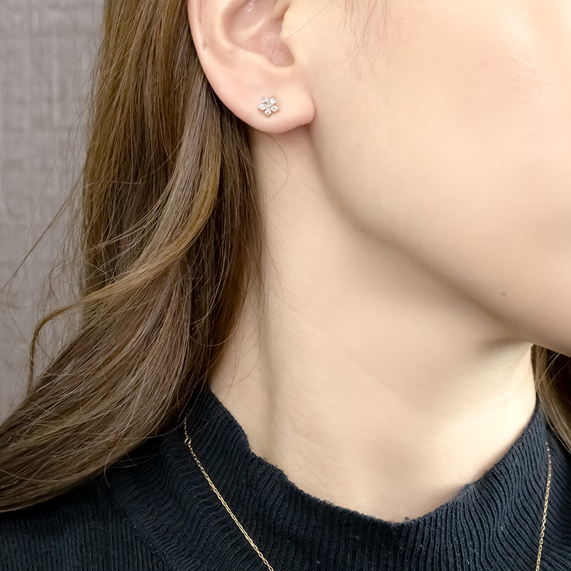 プラチナ 片耳ピアス ダイヤモンド 03ct 花 キャッチのいらないピアス レディース pt900 キャッチナッシャー つけっぱなし あすつく 送料無料 saleの画像