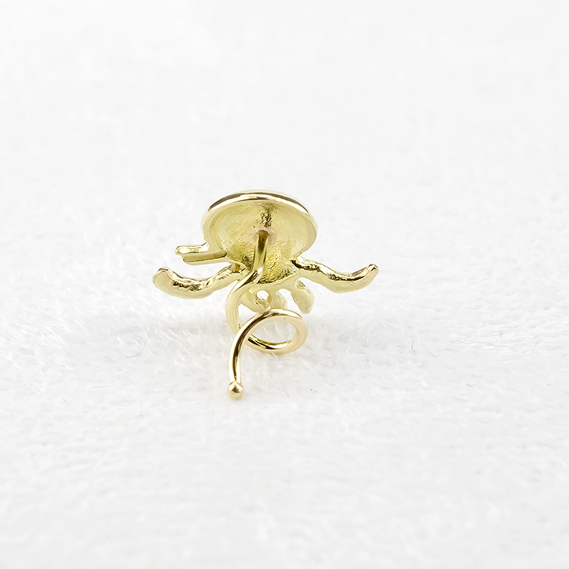 18金 片耳ピアス オクトパス タコ キャッチのいらないピアス レディース ゴールド イエローゴールドk18 キャッチナッシャー 地金 マリン つけっぱなし 送料無料の画像