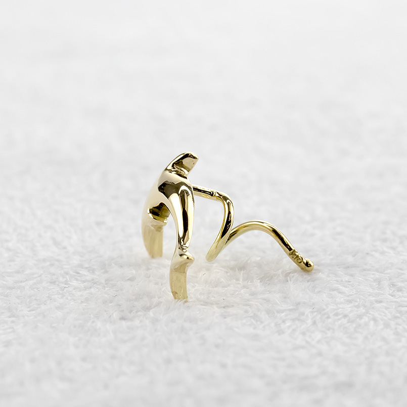 18金 片耳ピアス イルカ キャッチのいらないピアス レディース イエローゴールドk18 キャッチナッシャー 簡単装着 地金 マリンモチーフ つけっぱなし 送料無料の画像