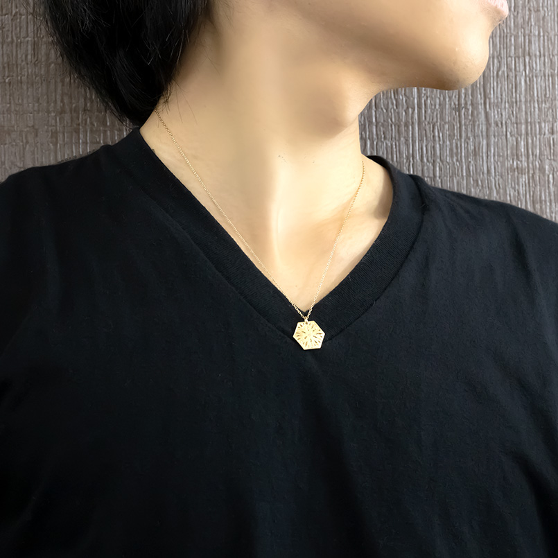 18金 ネックレス トップ ダイヤモンド レディース イエローゴールドk18 ペンダント プレート 手彫り 六角形 チェーン 女性 人気 送料無料 セール saleの画像