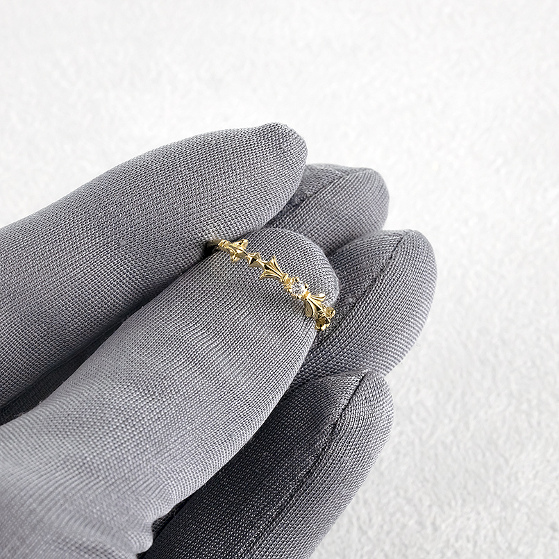 18金 リング ダイヤモンド 一粒 ユリの紋章 ゴールド 18k 細め 華奢 婚約指輪 ピンキーリング 普段使い シンプル 百合の紋章 男女兼用 送料無料 セール saleの画像