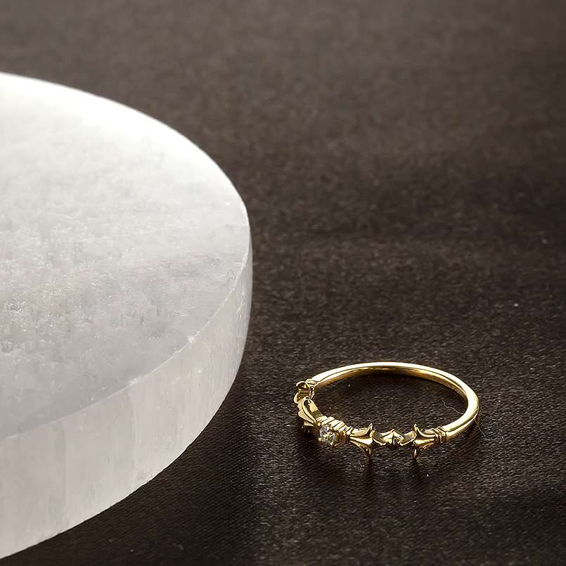 18金 リング ダイヤモンド 一粒 ユリの紋章 ゴールド 18k 細め 華奢 婚約指輪 ピンキーリング 普段使い シンプル 百合の紋章 男女兼用 送料無料 セール saleの画像