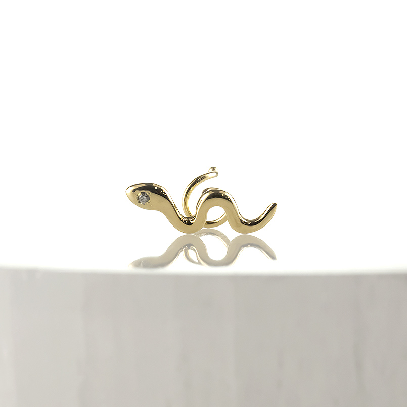 18金 蛇 ピアス ダイヤモンド 一粒 片耳 レディース 18k つけっぱなし 簡単装着 へび ヘビ キャッチのいらないピアス キャッチナッシャー あすつく 送料無料の画像