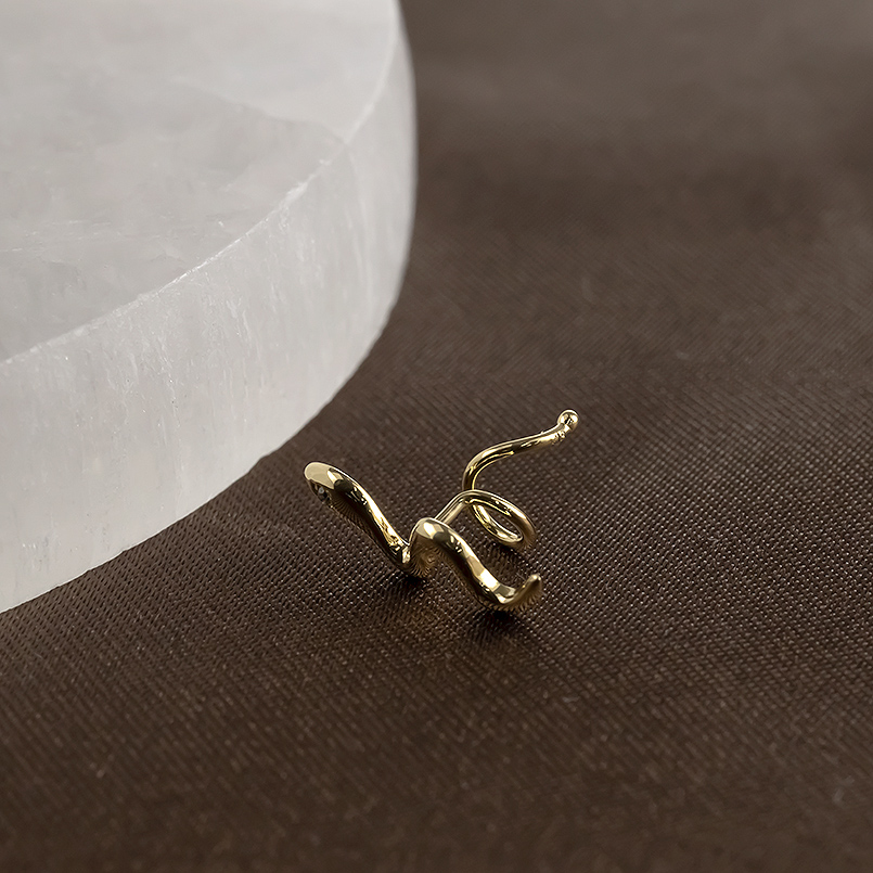 18金 蛇 ピアス ダイヤモンド 一粒 片耳 レディース 18k つけっぱなし 簡単装着 へび ヘビ キャッチのいらないピアス キャッチナッシャー あすつく 送料無料の画像