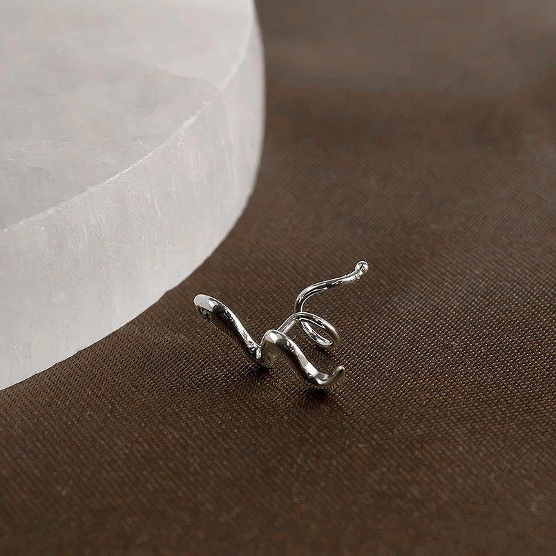 プラチナ 蛇 ピアス ダイヤモンド 片耳 メンズ pt900 つけっぱなし 簡単装着 へび ヘビ キャッチのいらないピアス キャッチナッシャー 送料無料 saleの画像