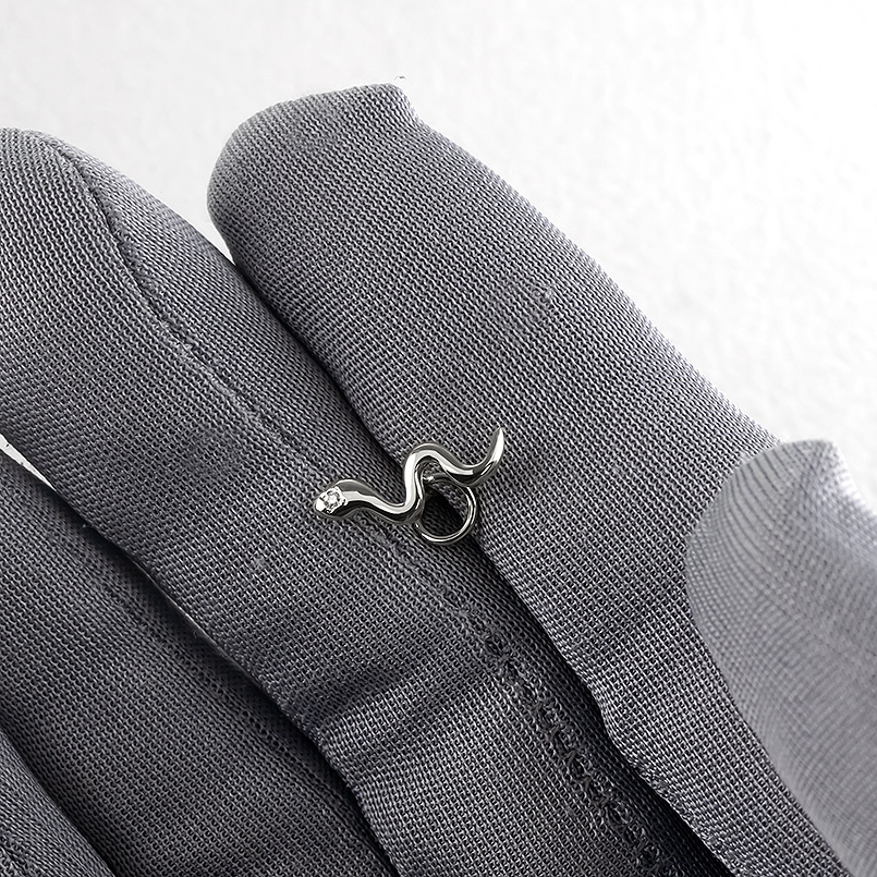 プラチナ 蛇 ピアス ダイヤモンド 片耳 メンズ pt900 つけっぱなし 簡単装着 へび ヘビ キャッチのいらないピアス キャッチナッシャー 送料無料 saleの画像