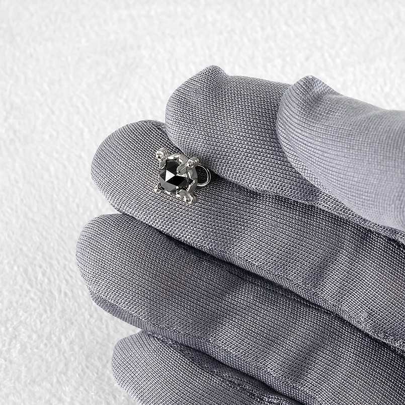 プラチナ ピアス ブラックダイヤモンド メンズ 片耳 クラウン 王冠 pt900 簡単装着 キャッチのいらないピアス キャッチナッシャー あすつく 送料無料 セールの画像