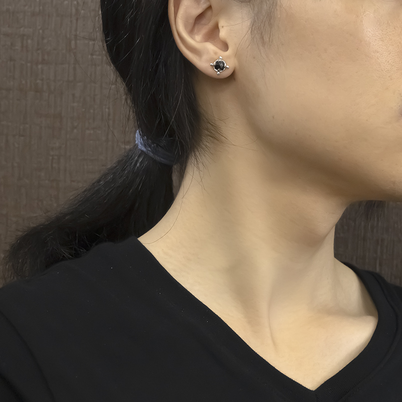プラチナ ピアス ブラックダイヤモンド メンズ 片耳 クラウン 王冠 pt900 簡単装着 キャッチのいらないピアス キャッチナッシャー あすつく 送料無料 セールの画像