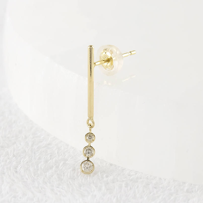 18金 ダイヤモンド ピアス 片耳 レディース 揺れる ゴールド 18k 簡単装着 ゆれる ロングピアス ダイヤ スリーストーン シンプル あすつく 送料無料 セール saleの画像