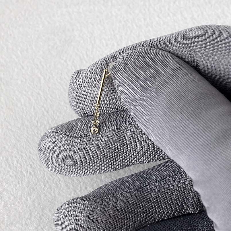 18金 ダイヤモンド ピアス 片耳 レディース 揺れる ゴールド 18k 簡単装着 ゆれる ロングピアス ダイヤ スリーストーン シンプル あすつく 送料無料 セール saleの画像