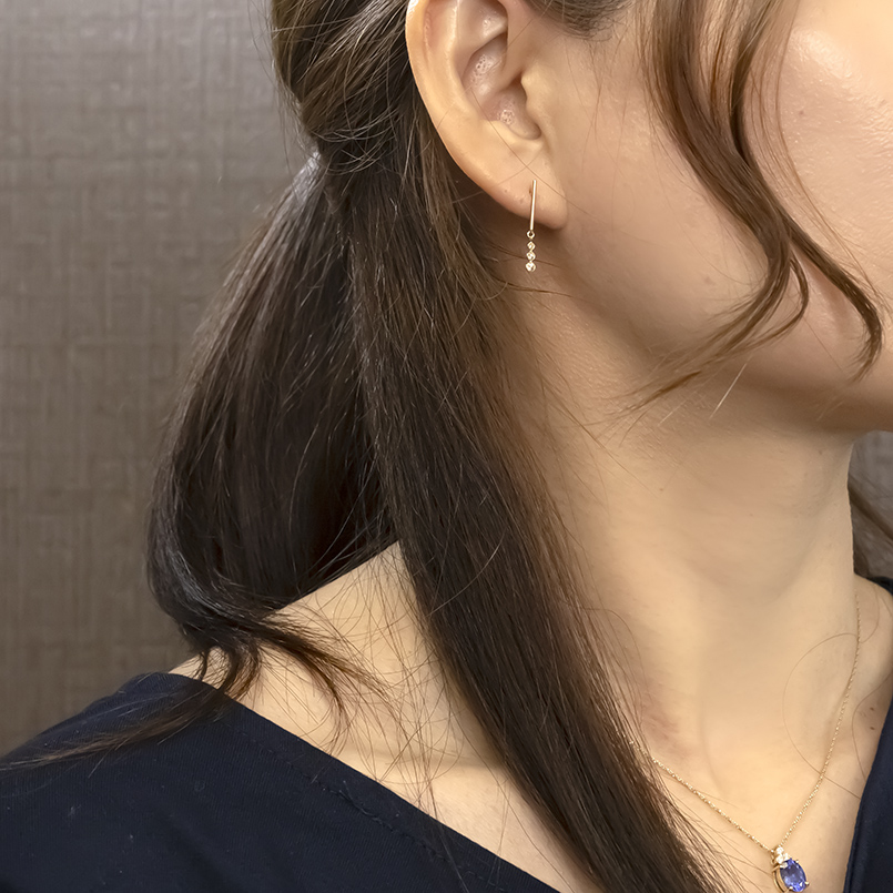 18金 ダイヤモンド ピアス 片耳 レディース 揺れる ゴールド 18k 簡単装着 ゆれる ロングピアス ダイヤ スリーストーン シンプル あすつく 送料無料 セール saleの画像