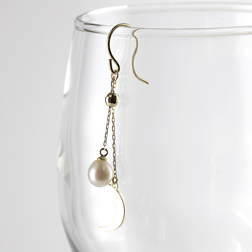 18金 ピアス ペア パール 月 揺れる ゆれる ゴールド 18k アコヤ あこや真珠 フォーマル 本真珠 金 シンプル 三日月 ミラーボール 男女兼用 あすつく 送料無料の画像