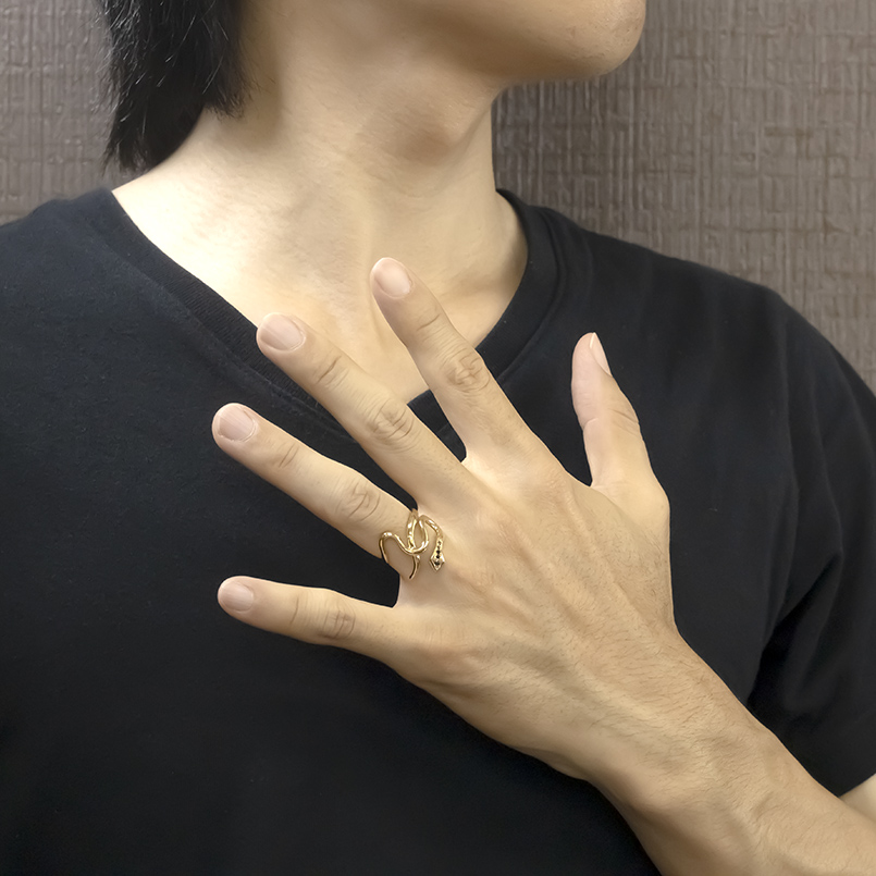 ゴールド リング 蛇 レディース ブラックダイヤモンド お守り 太め 幅広 イエローゴールド 10k 指輪 ヘビ スネーク ピンキーリング 婚約指輪 シンプル 送料無料の画像