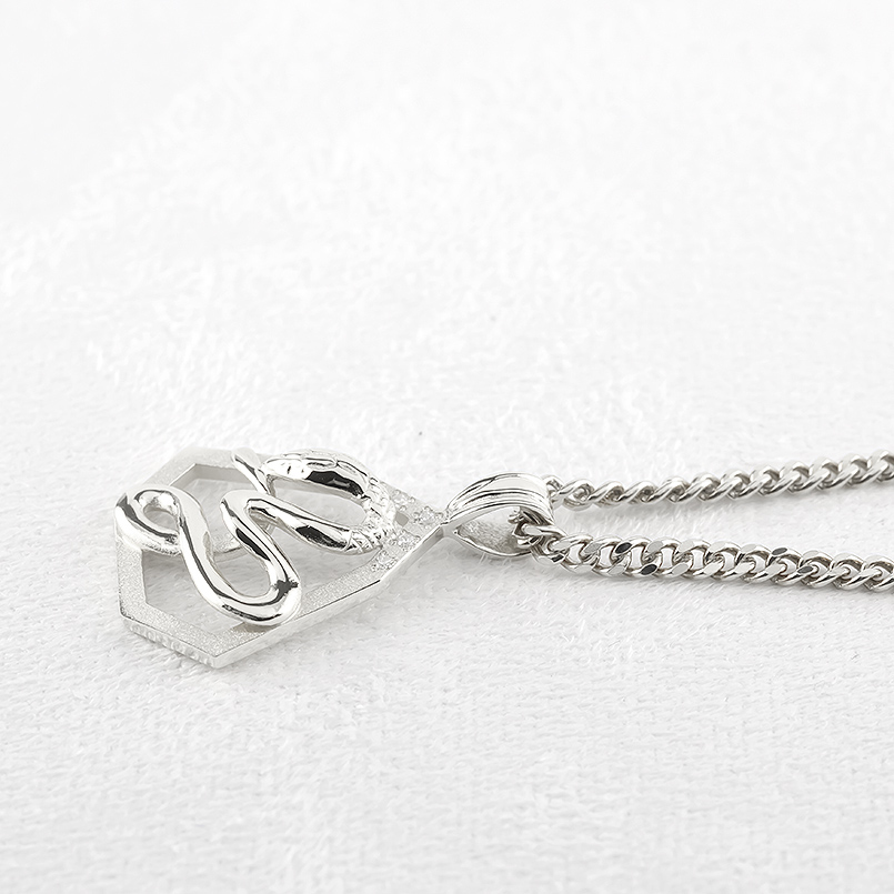 プラチナ ネックレス 蛇 ダイヤモンド 0.05ct ペンダントトップ 大ぶり お守り pt900 へび ヘビ スネーク 巳年 喜平 七角形 人気 おしゃれ 男女兼用 送料無料の画像