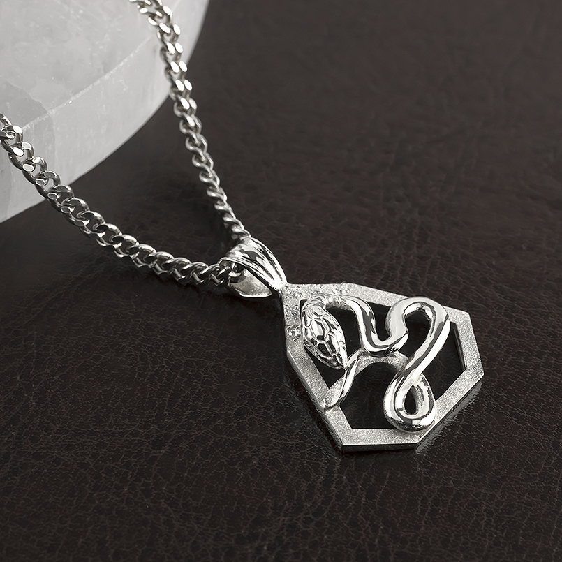 プラチナ ネックレス 蛇 ダイヤモンド 0.05ct ペンダントトップ 大ぶり お守り pt900 へび ヘビ スネーク 巳年 喜平 七角形 人気 おしゃれ 男女兼用 送料無料の画像