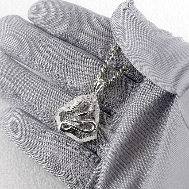 プラチナ ネックレス 蛇 ダイヤモンド 0.05ct ペンダントトップ 大ぶり お守り pt900 へび ヘビ スネーク 巳年 喜平 七角形 人気 おしゃれ 男女兼用 送料無料の画像