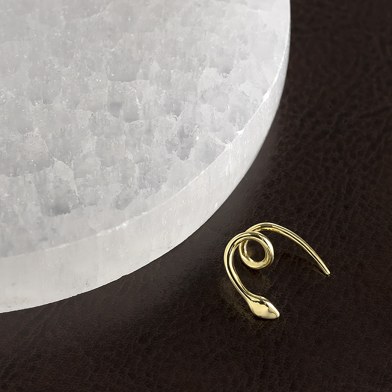 18金 蛇 ピアス 15G 片耳 レディース ゴールド 18k つけっぱなし 簡単装着 へび ヘビ キャッチのいらないピアス キャッチナッシャー 巳年 送料無料 セール saleの画像