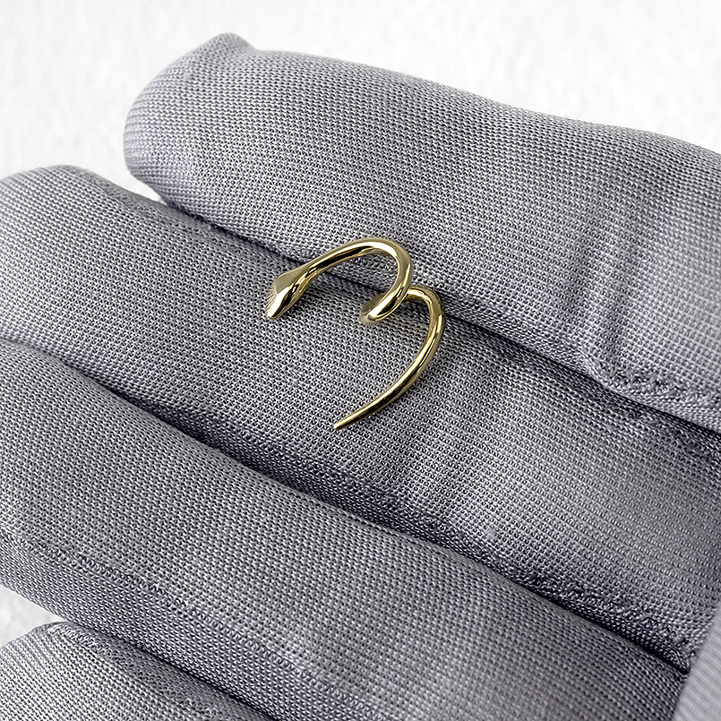 18金 蛇 ピアス 15G 片耳 レディース ゴールド 18k つけっぱなし 簡単装着 へび ヘビ キャッチのいらないピアス キャッチナッシャー 巳年 送料無料 セール saleの画像