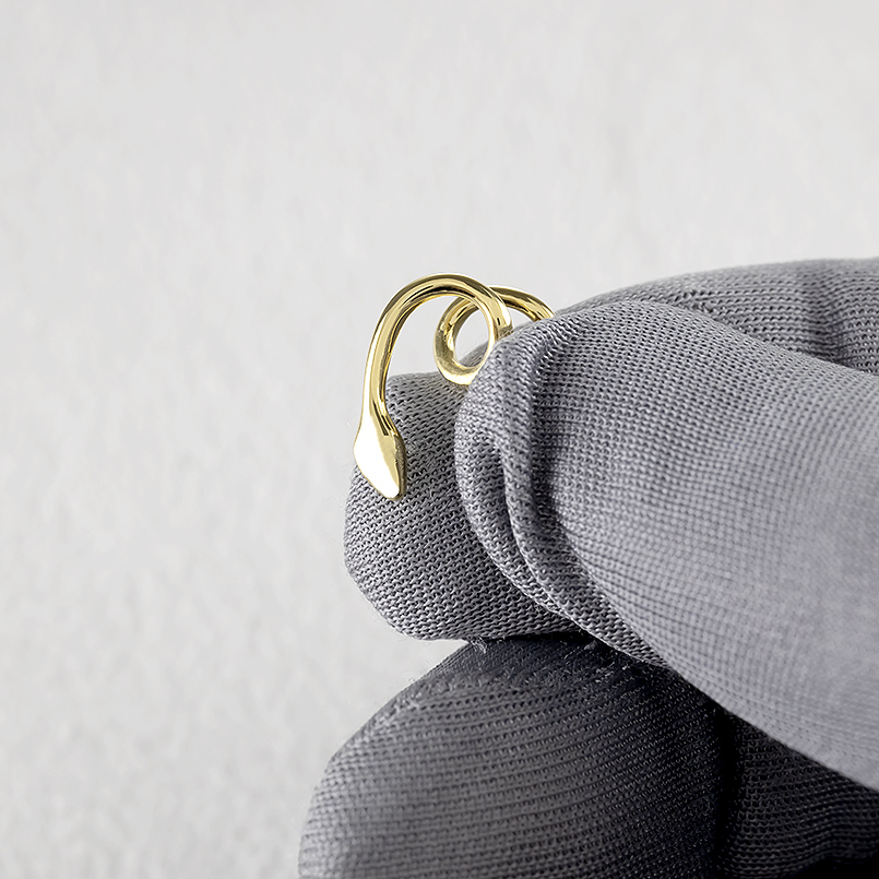 18金 蛇 ピアス 15G 片耳 レディース ゴールド 18k つけっぱなし 簡単装着 へび ヘビ キャッチのいらないピアス キャッチナッシャー 巳年 送料無料 セール saleの画像