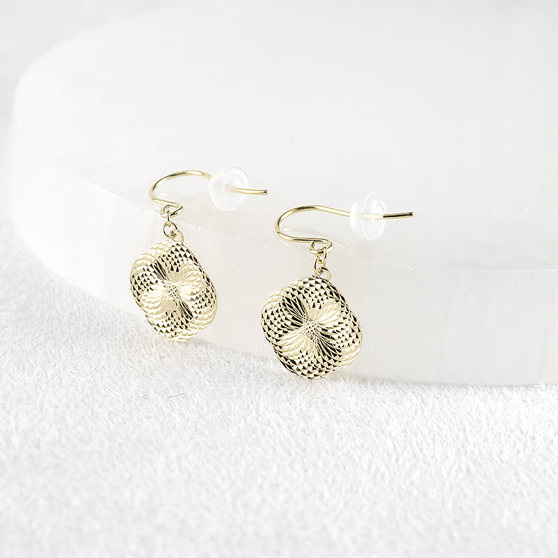 18金 ピアス クローバー レディース ペア 揺れる ゆれる ゴールド 18k ホログラム フックピアス 花 普段使い シンプル あすつく 送料無料 セール saleの画像