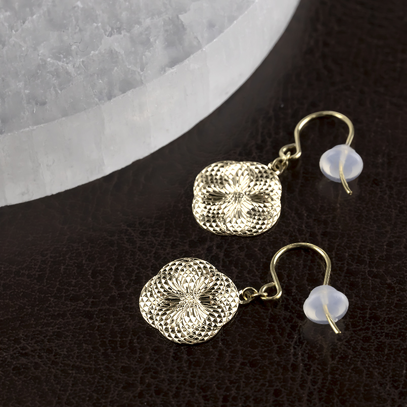 18金 ピアス クローバー レディース ペア 揺れる ゆれる ゴールド 18k ホログラム フックピアス 花 普段使い シンプル あすつく 送料無料 セール saleの画像