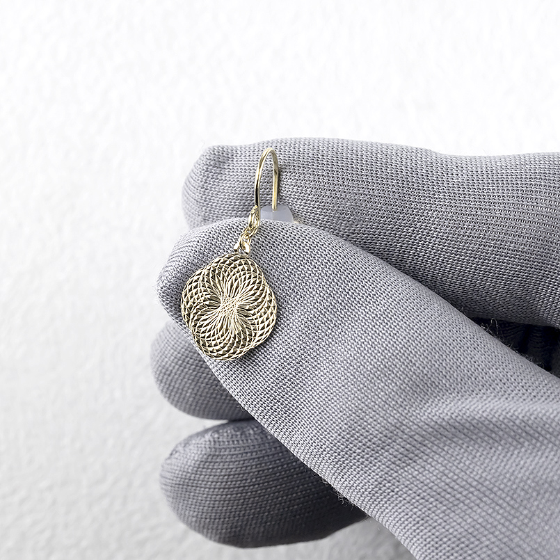 18金 ピアス クローバー レディース ペア 揺れる ゆれる ゴールド 18k ホログラム フックピアス 花 普段使い シンプル あすつく 送料無料 セール saleの画像
