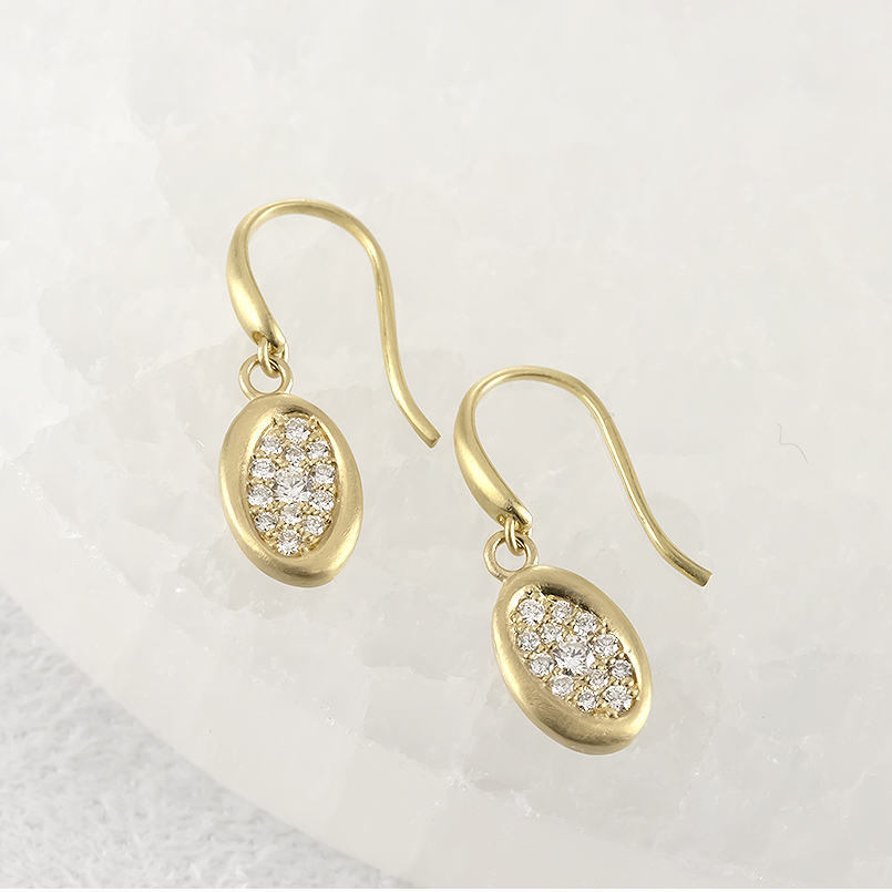 18金 ピアス ダイヤモンド 0.16ct レディース オーバル ペア 揺れる ゆれる ゴールド 18k フックピアス つや消し 普段使い シンプル 人気 送料無料 セール saleの画像