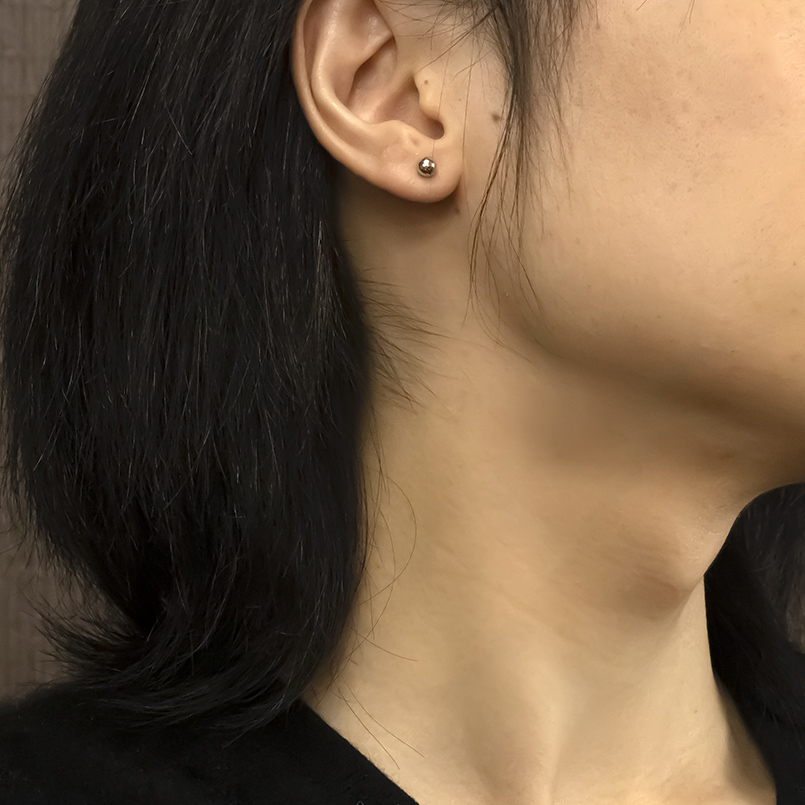 プラチナ ピアス 5ミリ 丸玉 片耳 メンズ pt900 ミラーボール 簡単装着 キャッチのいらないピアス キャッチナッシャー シンプル あすつく 送料無料 セール saleの画像