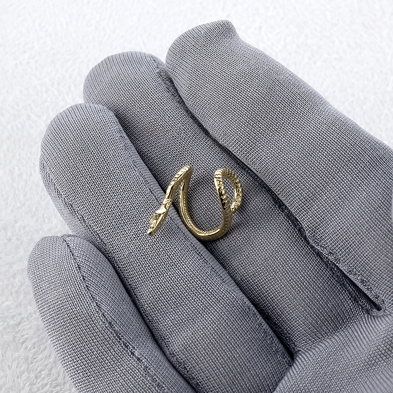 18金 イヤーカフ 蛇 ダイヤモンド 右耳用 レディース イヤーラップ イヤークリップ 片耳 ゴールド 18k 金 ヘビ スネーク へび あすつく 送料無料 セール saleの画像