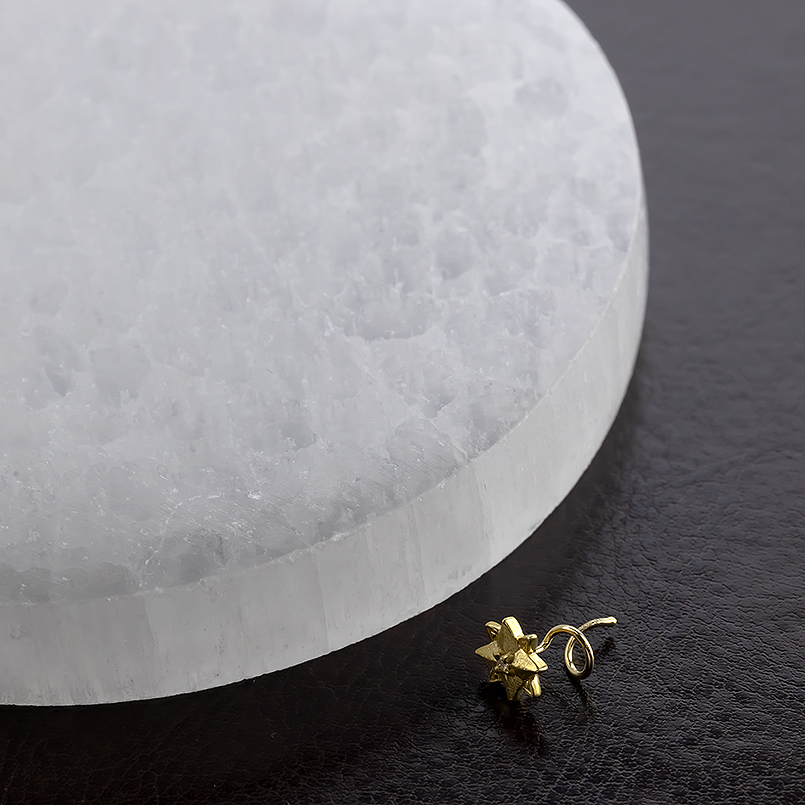 24金 ピアス 純金 ダイヤモンド 星 八芒星 片耳 装着簡単 金 お守り キャッチのいらないピアス ゴールド 18k 18金 キャッチナッシャー ユニセックス 送料無料の画像