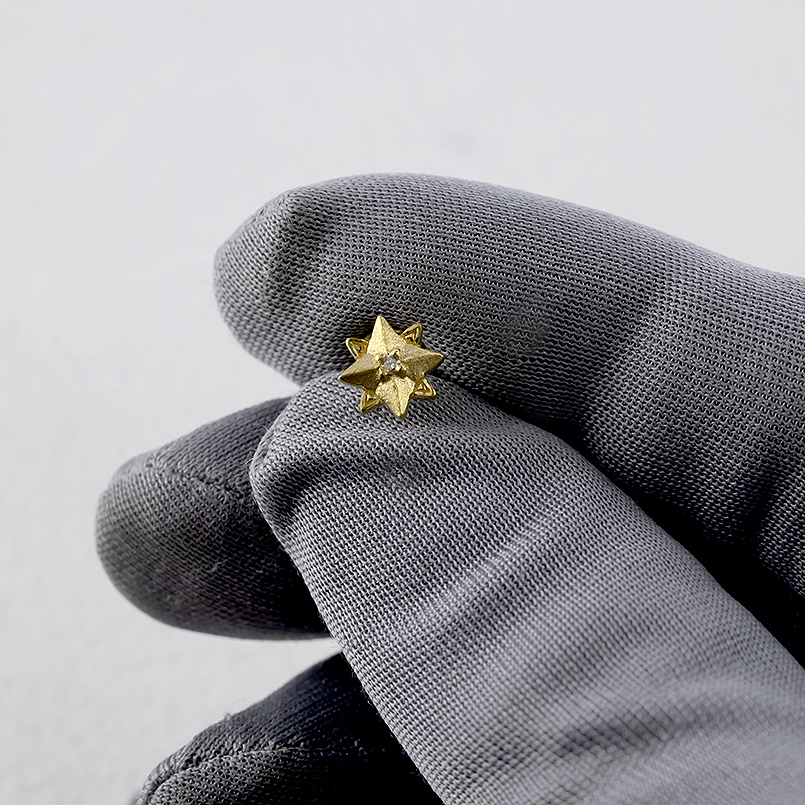 24金 ピアス 純金 ダイヤモンド 星 八芒星 片耳 装着簡単 金 お守り キャッチのいらないピアス ゴールド 18k 18金 キャッチナッシャー ユニセックス 送料無料の画像