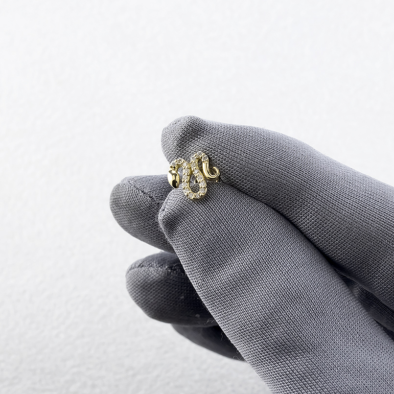 18金 蛇 ピアス ダイヤモンド レディース 馬蹄 装着簡単 お守り キャッチのいらないピアス ゴールド 18k キャッチナッシャー スネーク へび あすつく 送料無料の画像